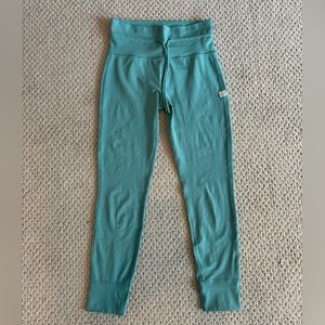 Vuori Daily Legging in Basil